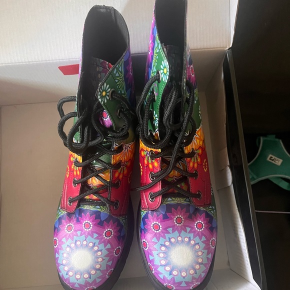 Flower boots - Picture 2 of 3